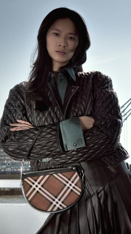 Burberry Winter 2026: Một London nguyên bản được tái hiện qua lăng kính hiện đại 10 Burberry Winter 26 Runway Stills6