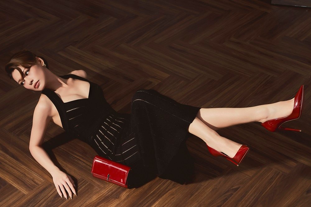 Christian Louboutin La Pigalle kết hợp Balmain Thu Đông 2026: Hai sắc thái nữ tính hiện đại 2 CL4691
