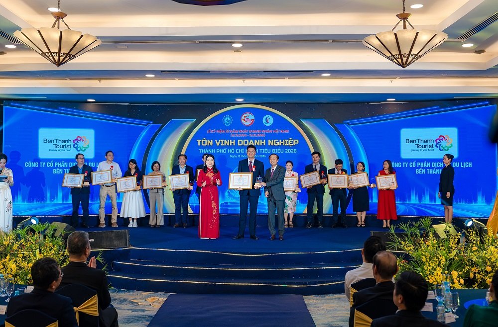 BenThanh Tourist đón nhận hai danh hiệu uy tín của TP.HCM năm 2026 3 H01 Dai dien BenThanh Tourist nhan giai Doanh nghiep TP.HCM tieu bieu 2026