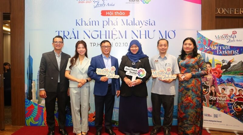 H03 Cac dai dien BenThanh Tourist va Cuc Xuc tien Du lich Malaysia tai Viet Nam chup anh luu niem tai chuong trinh