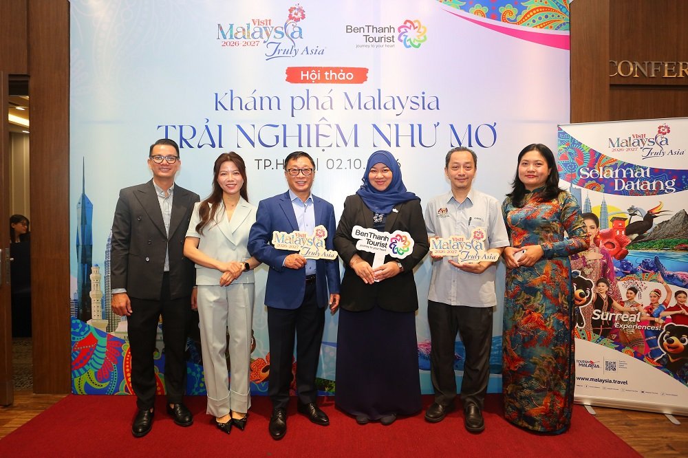 BenThanh Tourist tăng kết nối, mở rộng phát triển du lịch Malaysia 3 H03 Cac dai dien BenThanh Tourist va Cuc Xuc tien Du lich Malaysia tai Viet Nam chup anh luu niem tai chuong trinh